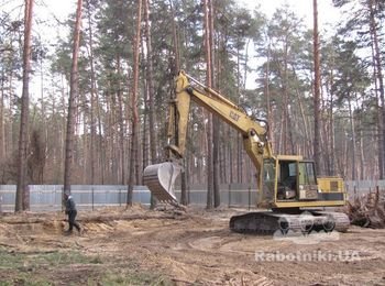 Разработка котлованов, перемещение грунта на объекте, вывоз грунта,корчевание пней.планировка участка.