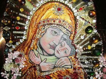 металл желтый, медь, холстина на матричном картоне, темпера, матовый лак, инкрустация стеклянными камнями, все в отреставрированном старинном киоте.