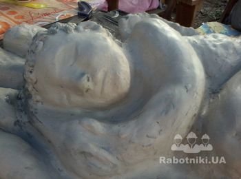 СКУЛЬПТУРА ИЗ БЕЛОГО БЕТОНА "РУКА БОГА"