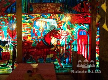 Рестора "Авлабар" г.Киев, размер 4,20 Х 4,20/ 7 таких окон. 1,5 месяца работы  с 10 до 20. 1 выходной.  .