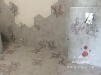 Ремонт в совмещенной ванной. Облицовка плиткой стен и пола, установка ванны.