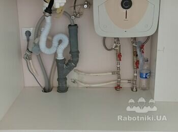 Разводка водопровода по квартире, установка бойлера под мойкой.