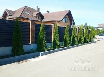Паркан з автоматизованими воротами та хвірткою .