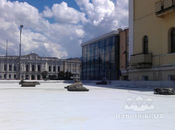 Ресторан "НИКАС" г.Харьков 
Нашей бригадой были выполнены следующие виды работ на кровле ресторана "НИКАС", принадлежащему нашему меру Генадию Адольфовичу. 
1) Уборка старого геотекстиля 
2) Очистка старой мембраны от грязи. 
3) Ревизия и ремонт старой мембранной кровли 
4) Монтаж геотекстиля. 
5) Монтаж эппс два слоя по 50мм. 
6) Монтаж ЦСП плиты 
7) Монтаж геотекстиля 
8) Монтаж ПВХ мембраны Баудер 1,5мм