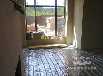 Монтаж внутрипольного конвектора.Укладка труб теплого пола.