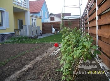 Вид от домика кошки вдоль забора к террасе и хоз постройке (в углу забора с правой стороны)