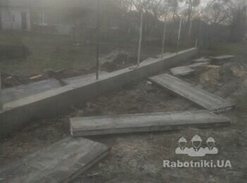 Стрічковий фундамент під забор