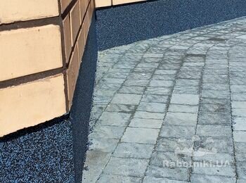 Мармурова крихта на цоколі