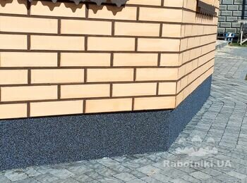 Цоколь з мармурової крихти