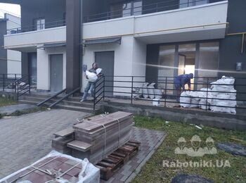 Розвантаження будівельного матеріалу
