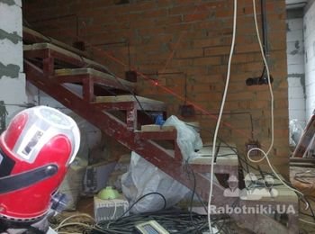 Подсветка ступеней. Монтаж электропроводки, выбивание закладных под светильники и ВСЁ это под "лазерный уровень"