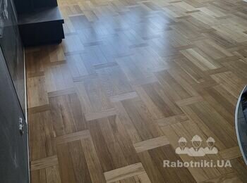 Паркет покрыт в три слоя 
2к двухкомпонентным лаком