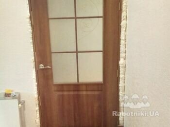монтаж дверной коробки в проеме ждем высыхания пены