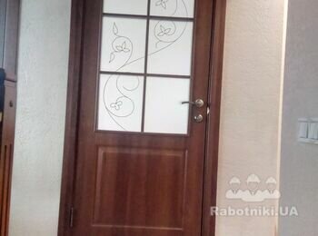 врезаем ответку ставим наличник в данном случае на одну сторону