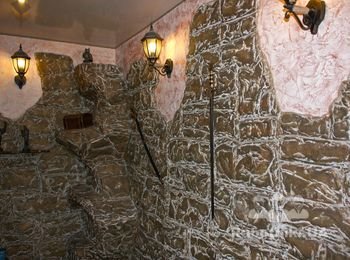 Декоративные скалы (коридор в бане)