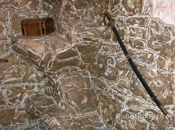 Декоративные скалы (коридор в бане)