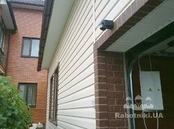 На втором (дом на заднем плане) подшив кровли + монтаж водостока + гидрофобизация фасада с дальнейшем покрытием спец.лаком по камню