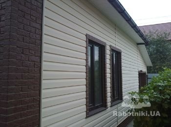 Киевская обл., Хотяновка, на участке два объекта. Первый дом - монтаж сайдинга + подшив кровли + монтаж водосточной системы