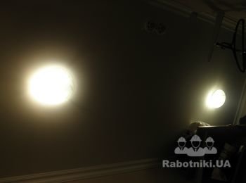 Свет тарелки  в коридоре.