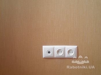 Розетки на обоях