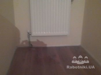 Проводка сантехники, установка батареи, шпаклевка стен, покраска стен, ламинат, плинтус.