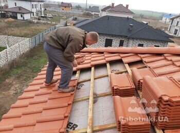 Чирвоный хутор Одесса. Монтаж кровли из керамической черепицы