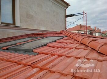 Савеньон.Одесса .Монтаж кровли из керамической черепицы и мансардных окон.