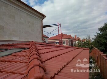 Савеньон.Одесса .Монтаж кровли из керамической черепицы и мансардных окон.