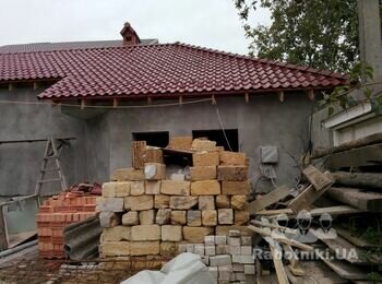 Ул. Дмитрия Донского. Оесса. Монтаж кровли на доме и заборе из керамической черепицы
