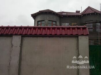 Ул. Дмитрия Донского. Оесса. Монтаж кровли на доме и заборе из керамической черепицы