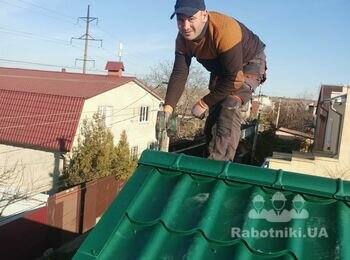 Сухой лиман Одесса. Монтаж кровли из металлочерепицы, монтаж подшивки свесов и водостоков