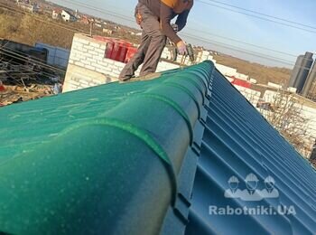 Сухой лиман Одесса. Монтаж кровли из металлочерепицы, монтаж подшивки свесов и водостоков