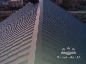 Обьект возле рынка Яма Одесса. Монтаж кровли из металлочерепицы