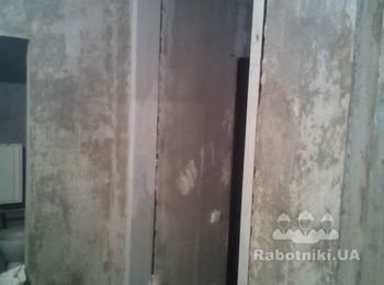 Усиление швелером. Заведен вровень со стенами и полом.