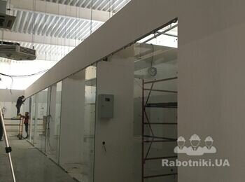 монтаж усиленных ГКЛ перегородок с последующим сплошным стеклением