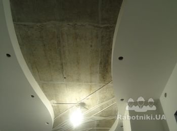 Волна на потолке в коридоре