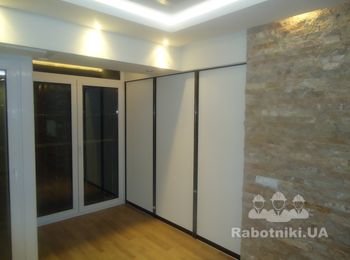 Роздвижная система розделяет комнату от кухни