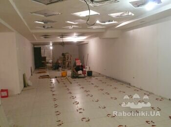 Процесс чистового внутрішнього оздоблення плиткою.