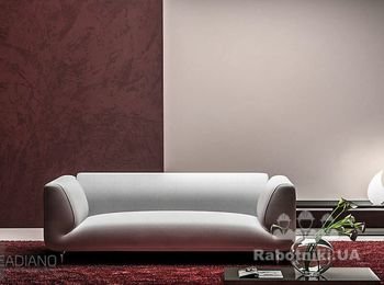 Базовая – глиняная штукатурка регулирует влажность, температуру и микроклимат в помещении.  Глиняная штукатурка оказывает уравновешивающее, тонизирующее и в особенности антиканцерогенное влияние на живую клетку. Биополе глины выполняет те же функции, что и экстрасенс. Человек восстанавливает жизненные силы намного быстрее, чем в современных постройках с использованием современных отделочных материалов.