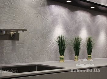 Преимуществом данной глиняной штукатурки является то, что можно получить гладкую поверхность, готовую для финишной обработки. Наносимый слой должен быть не более 20 мм. Если толщина слоя, превышает 20 мм., то нанесения производят в несколько слоев. Базовая глиняная штукатурка от “Clay Mix”, позволяет использовать себя, как и верхний завершающий слой от 5  до 10 мм. Что дает возможность нанесения ее на существующие базовые штукатурки на гипсовой, цементной, известковой основе.