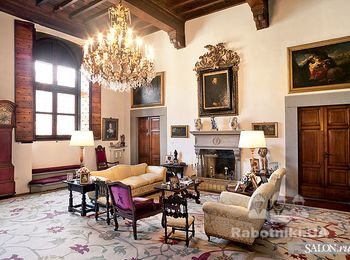 Финишная глиняная штукатурка от «Clay Mix» дарит уют, радость, комфортный микроклимат. Паропроницаемость глиняной штукатурки ее основное преимущество перед современными отделочными материалами. Глина, быстро поглощает  водяные пары, а при понижении влажности в помещении быстро  отдает, что приводит к контролю влажности в пределах 60 – 75%. По тому при использовании в ванной комнате глиняной штукатурки зеркало не запотевает.