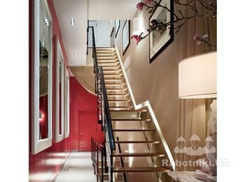 Мастера по достоинству оценили фактурную глиняную штукатурку  за ее пластичность, экологичность и способность, при необходимости, быть заново использованной. К многочисленным достоинствам глиняной штукатурки можно отнести хорошую адгезию к различным материалам, легкость и простоту в работе, возможность творить и не натворить, выражаясь словами мастеров: «Не наделать боков и косяков».