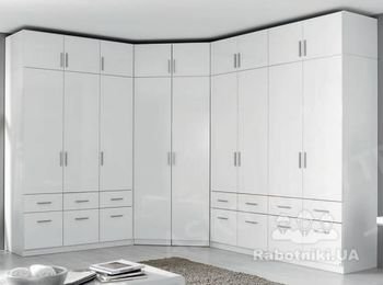 Деревянный шкаф покрашенный в белый цвет