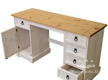 Деревянный стол в белом цвете