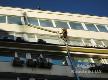 Ремонт металлической водосточной системы методом промышленного альпинизма