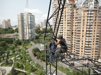 Монтаж металлической конструкции под баннер на Печерске