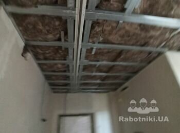 Монтаж потолка с трековым светильником