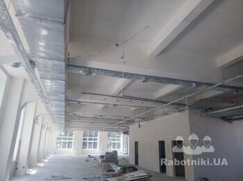 Покраска потолка безвоздушным аппаратом.