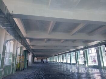 Покраска потолка безвоздушным аппаратом.