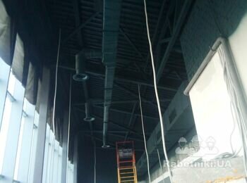 Покраска потолка безвоздушным аппаратом.